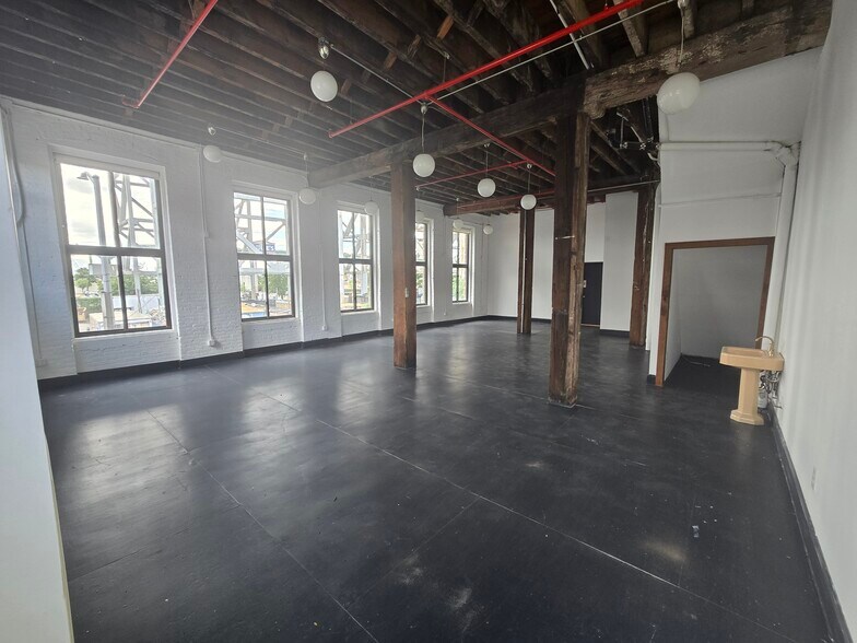 More Photos Of 51-69 9th St, Brooklyn Warehouse For Lease