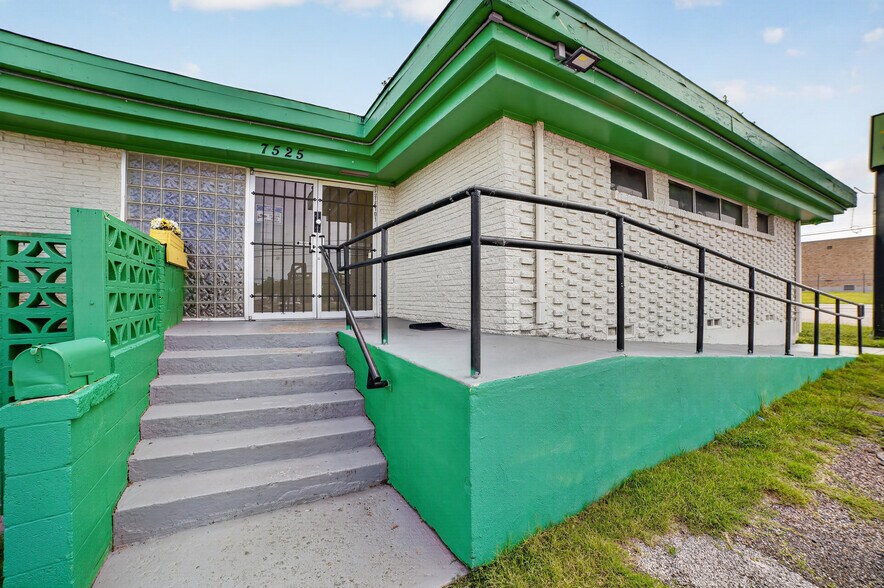 Primary Photo Of 7525 Military Pky, Dallas Medical For Lease