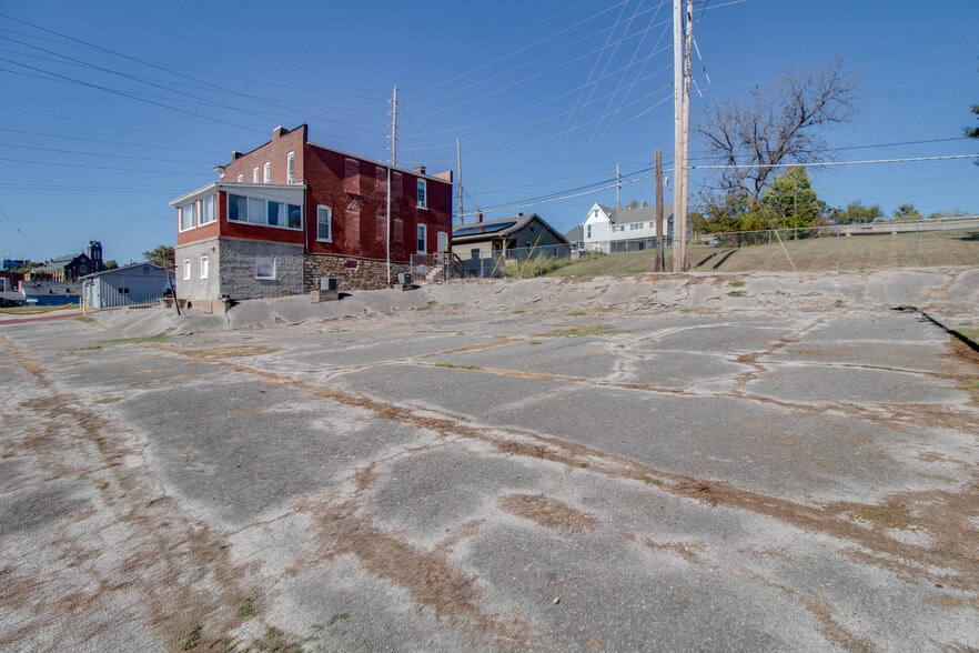 More Photos Of 808 E Broadway, Alton Specialty For Sale