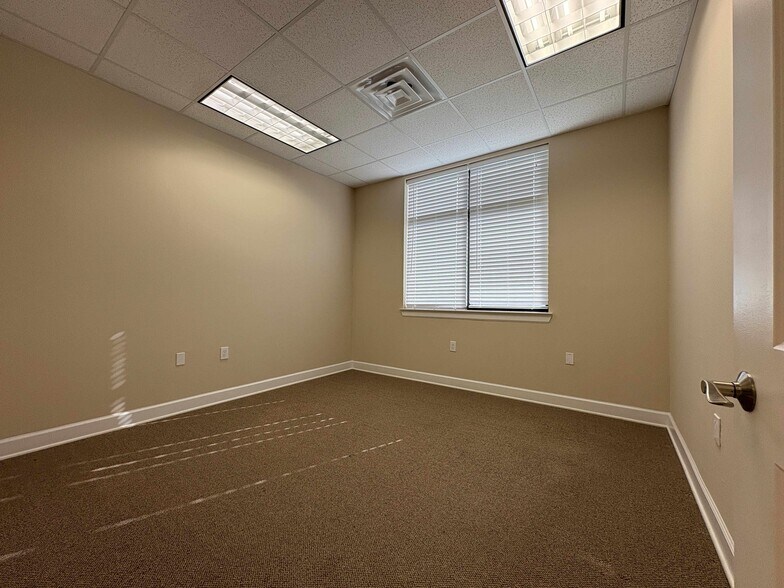 More Photos Of 12440 Emily Ct, Sugar Land Medical For Lease