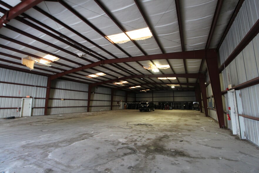 More Photos Of 6441 19th St E, Sarasota Warehouse For Lease