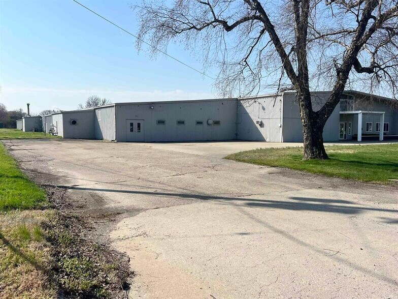 More Photos Of 1015 W 9th St, Mount Carmel Warehouse For Sale