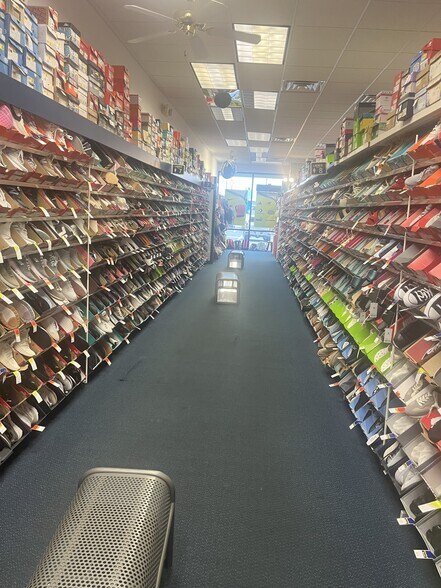 More Photos Of 631 Willow Ln, Greenville Storefront Retail Office For Lease