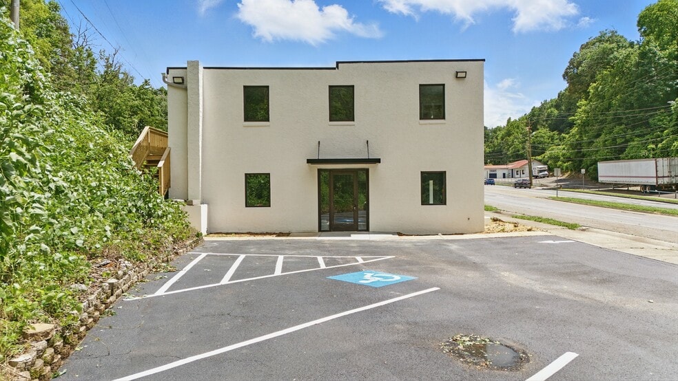 More Photos Of 700 Chickamauga Ave, Rossville Loft Creative Space For Sale