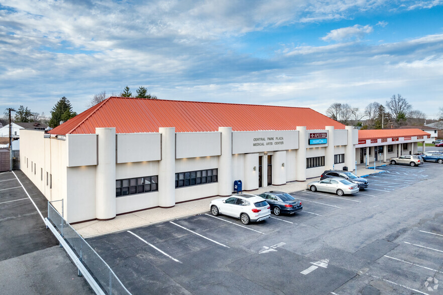 Primary Photo Of 700-760 Old Country Rd, Plainview Medical For Sale