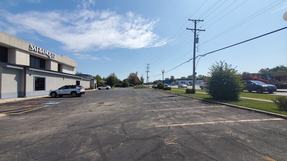 More Photos Of 1300 Irving Park Rd, Streamwood General Retail For Sale