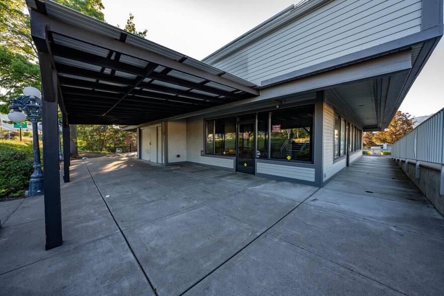 More Photos Of 2345 Ashland St, Ashland Freestanding For Lease