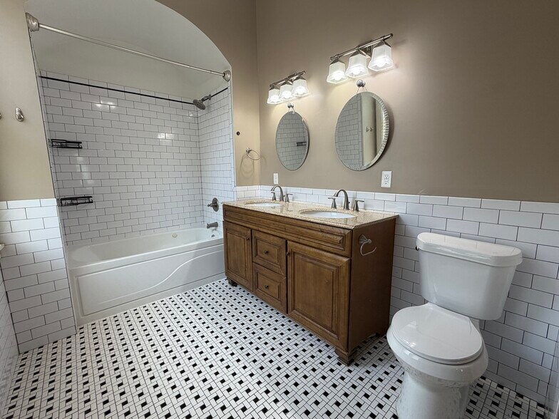 More Photos Of 28 S Idlewild St, Memphis Freestanding For Sale