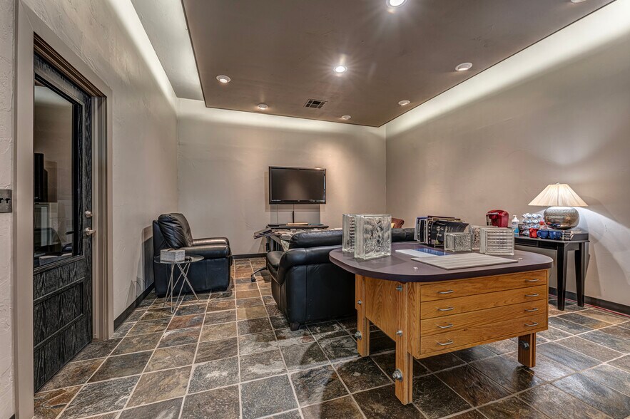 More Photos Of 921 N Lahoma Ave, Norman Light Manufacturing For Sale