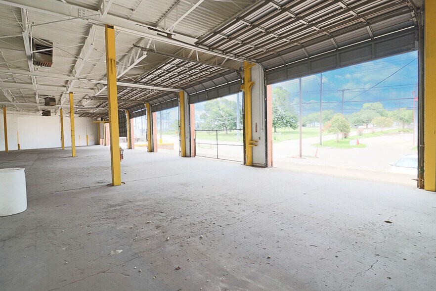 More Photos Of 1915 Empire Central, Dallas Distribution For Lease
