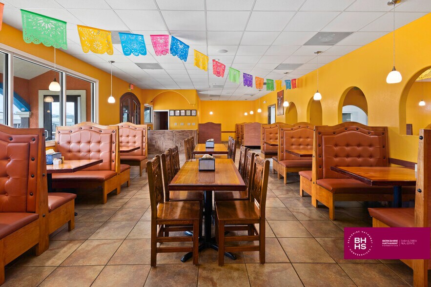 More Photos Of 958 E Main St, Liberty Restaurant For Sale