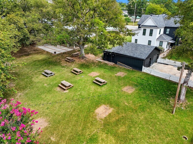 More Photos Of 924 S Main St, Broken Arrow Showroom For Sale