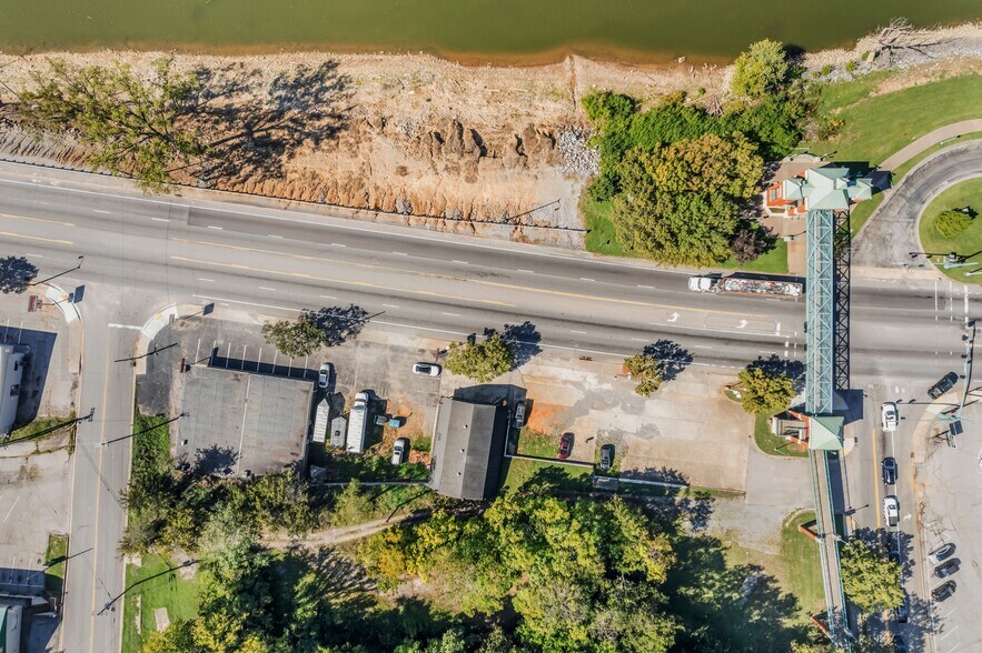 More Photos Of 211 N Riverside Dr, Clarksville Freestanding For Sale