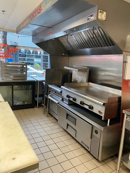 More Photos Of 181 Baldwin St, Toronto Storefront Retail Office For Lease