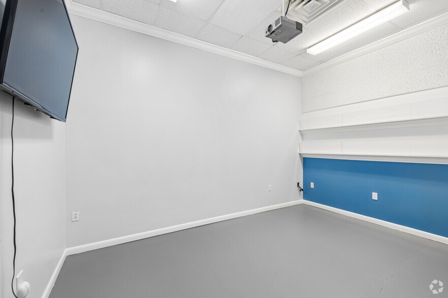 More Photos Of 4408 Corporate Sq, Naples Manufacturing For Sale
