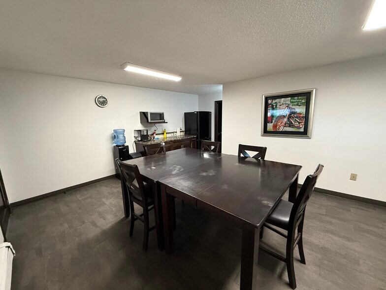 More Photos Of 7836 49th Ave, Red Deer Warehouse For Lease