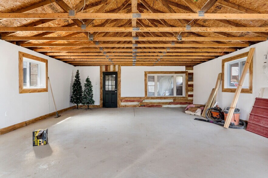 More Photos Of 565 S Meridian Rd, Youngstown Freestanding For Sale