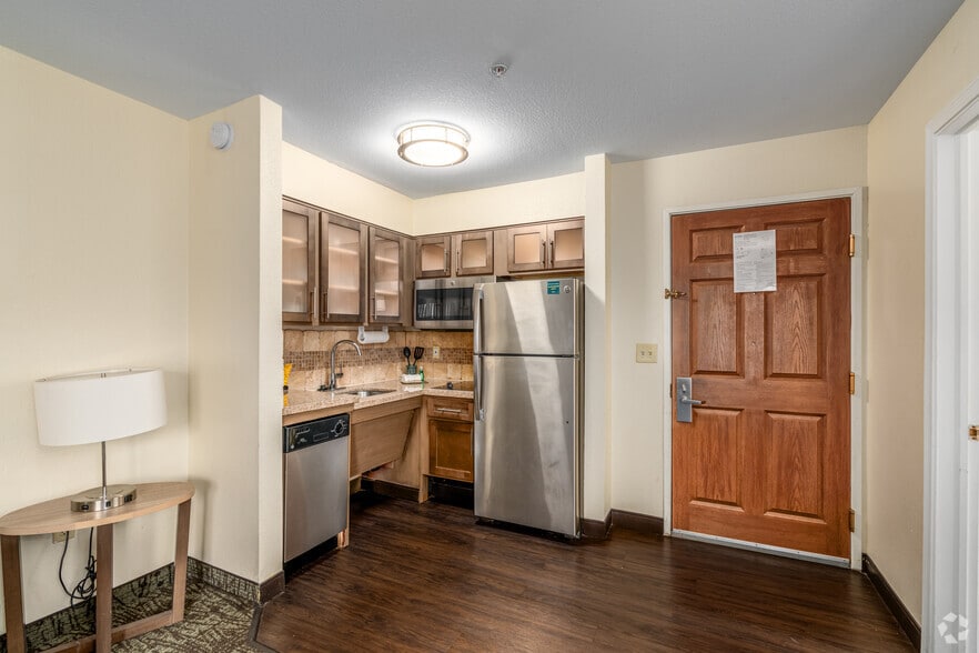 More Photos Of 520 I-35, Round Rock Hotel For Sale