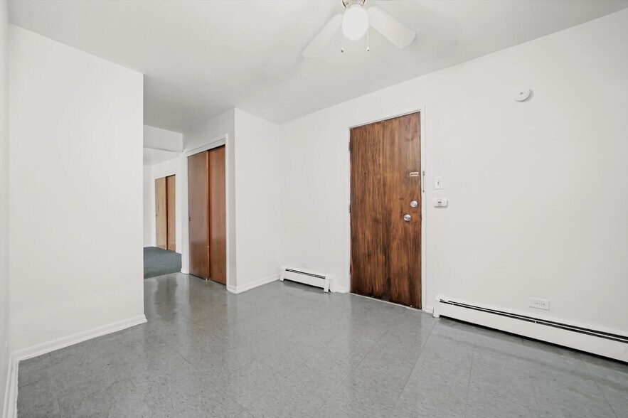 More Photos Of 1049 W Vermont Ave, Calumet Park Apartments For Sale