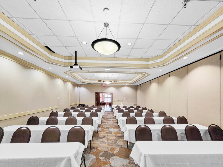 More Photos Of 850 S Bluff St, St George Hotel For Sale