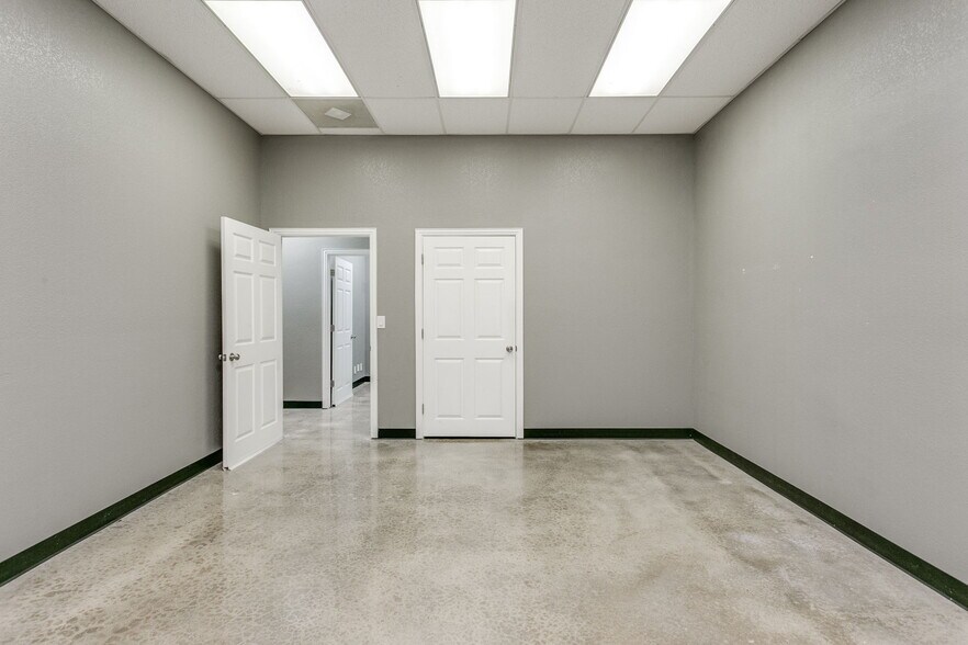 More Photos Of 3212 E Walnut St, Tecumseh Flex For Sale