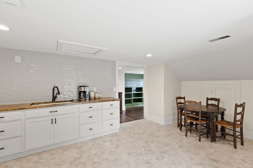 More Photos Of 157 Old Shackle Island Rd, Hendersonville Storefront Retail Office For Sale