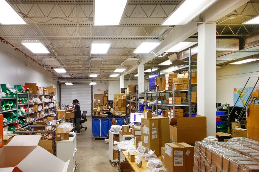 More Photos Of 4003-4015 NE 6th Ave, Oakland Park, Oakland Park Warehouse For Lease