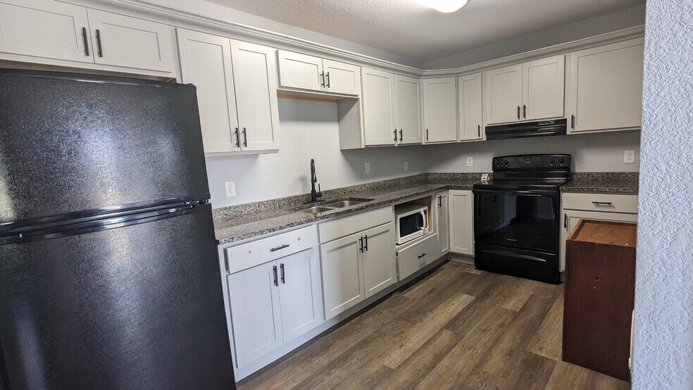 More Photos Of 1955 1st Ave N, Windom Hotel For Sale