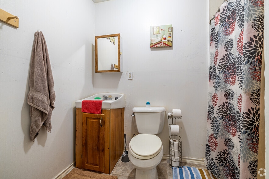 More Photos Of 923 W Dallas Ave, Cooper Apartments For Sale