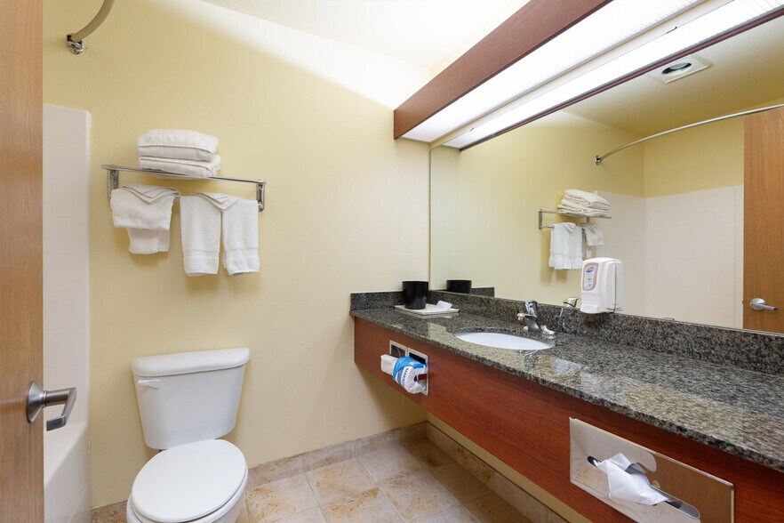 More Photos Of 550 SE Highway 101, Lincoln City Hotel For Sale