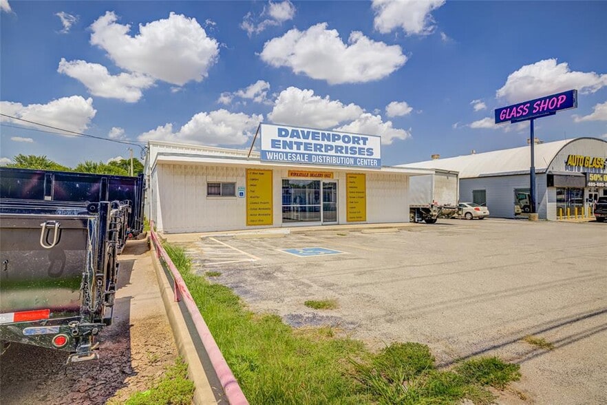 More Photos Of 4625 NW 10th St, Oklahoma City Distribution For Sale