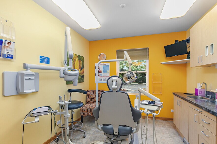 More Photos Of 712 W Main St, West Dundee Medical For Sale