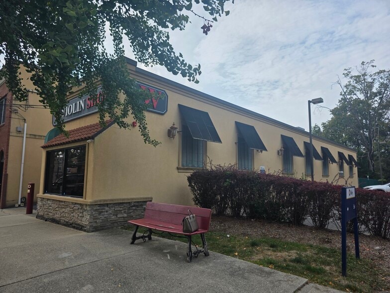 Primary Photo Of 39 Highwood Ave, Tenafly Restaurant For Sale