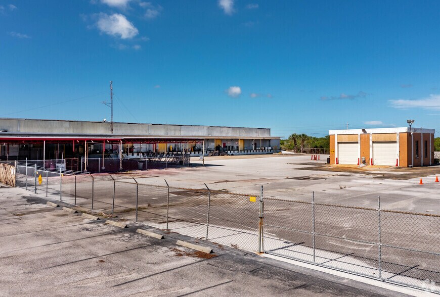 More Photos Of 4600 Park St N, Saint Petersburg Warehouse For Sale