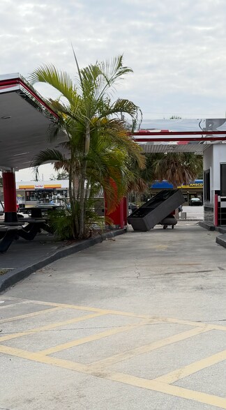 More Photos Of 6200 9th St N, Saint Petersburg Freestanding For Lease