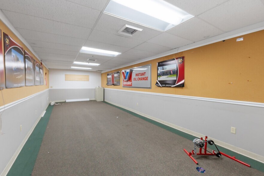 More Photos Of 19-25 Main St, Hartford Office Residential For Sale