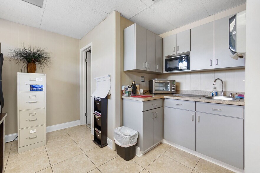 More Photos Of 1701 66th St N, Saint Petersburg Medical For Sale