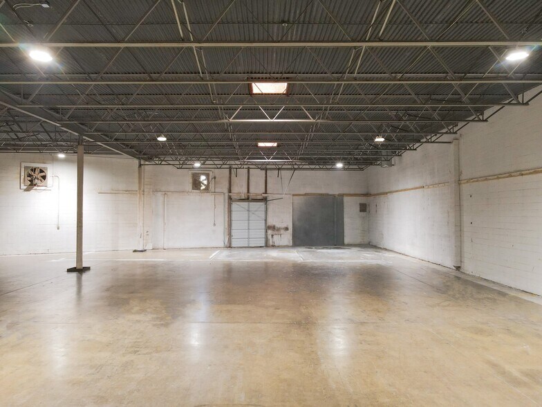 More Photos Of 1241-1243 Majesty Dr, Dallas Warehouse For Lease