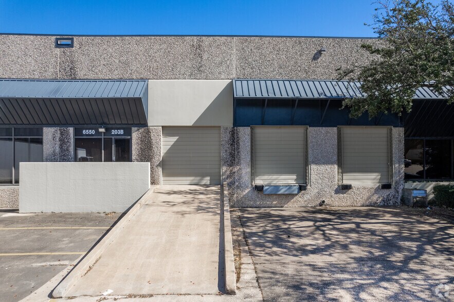 More Photos Of 6550 Long Point Rd, Houston Warehouse For Lease