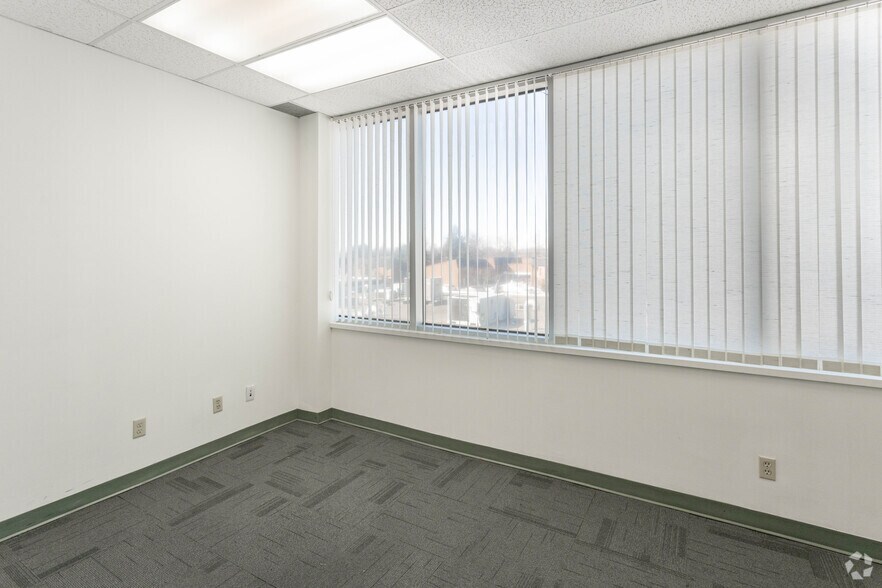 More Photos Of 1431-1527 Rebecca St, Oakville Unknown For Sale