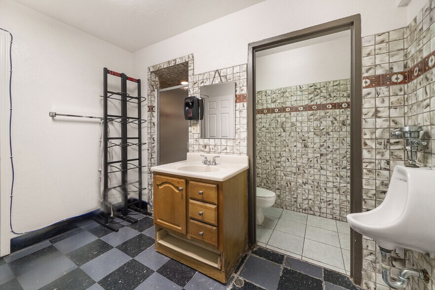 More Photos Of 1301 E Main St, Santa Paula Service For Sale