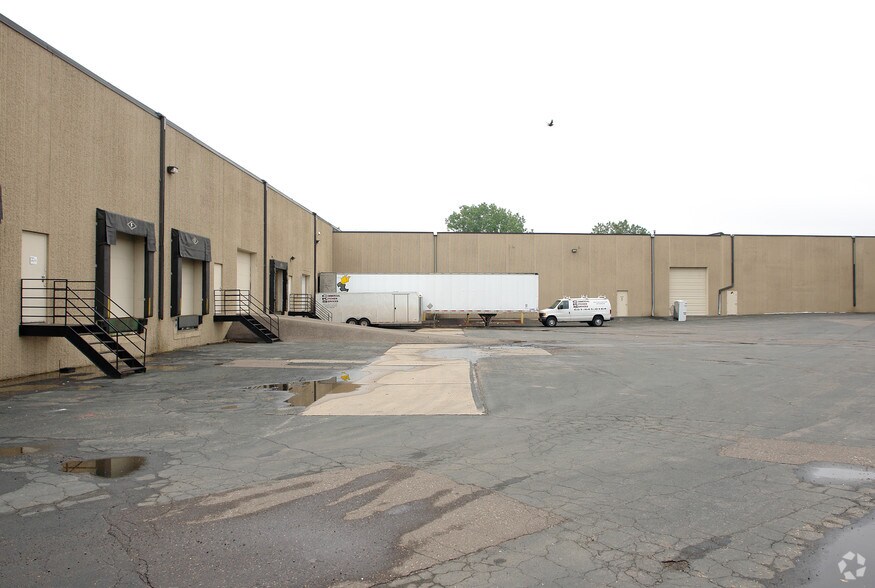 More Photos Of 2530-2570 Kasota Ave, Saint Paul Light Manufacturing For Lease