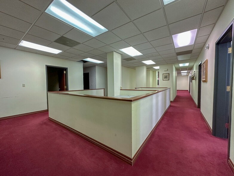 More Photos Of 200 S 6th St, Springfield Office For Lease