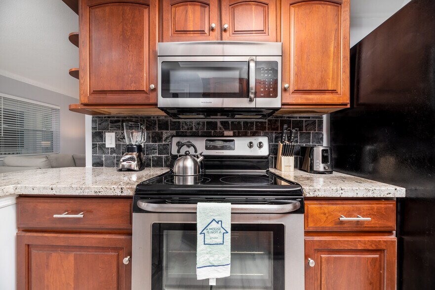 More Photos Of 820 NE 21st Dr, Wilton Manors Apartments For Sale