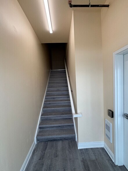 More Photos Of 587 Hanlon Creek Blvd, Guelph Showroom For Lease