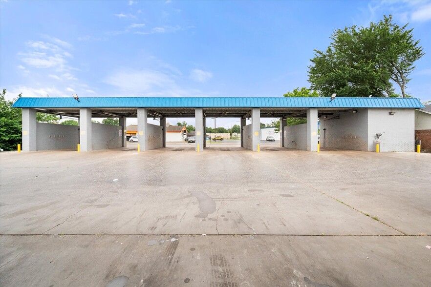 More Photos Of 223 Oaklawn Ave, Corsicana Carwash For Sale