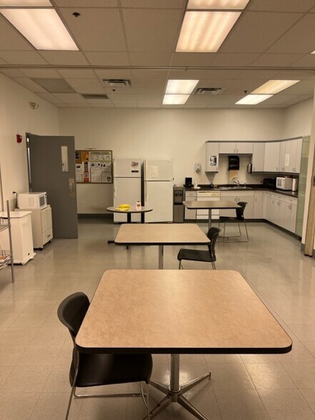 More Photos Of 1300 Chase Ave, Elk Grove Village Light Manufacturing For Sale