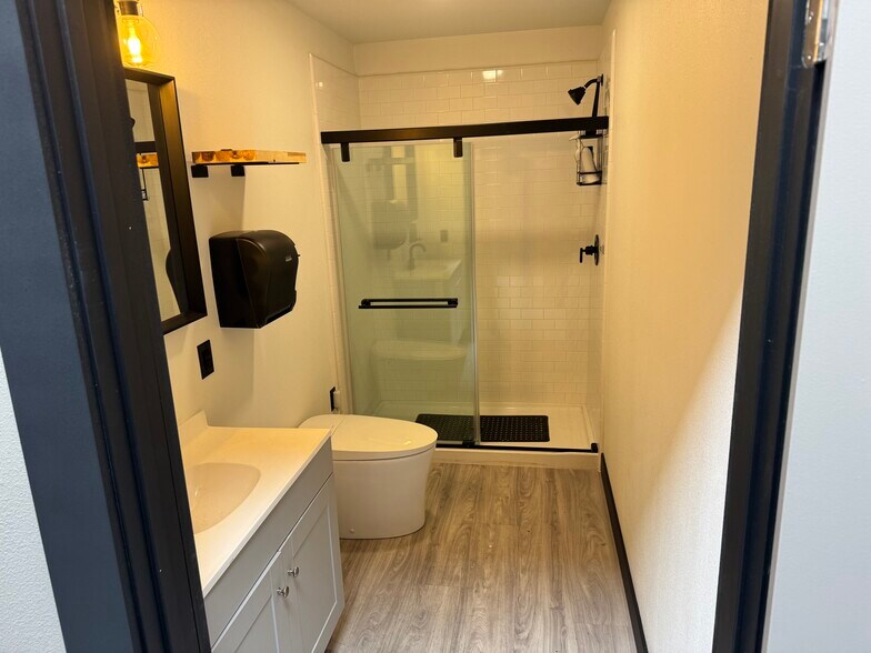 More Photos Of 4125 Market St, Ventura Light Manufacturing For Sale