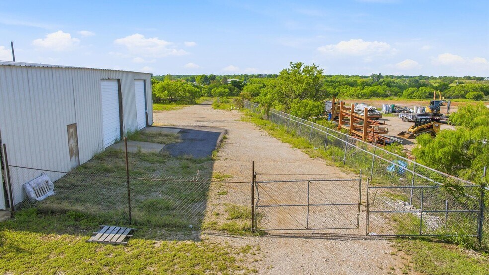 More Photos Of 3429 W Walker St, Breckenridge Warehouse For Sale