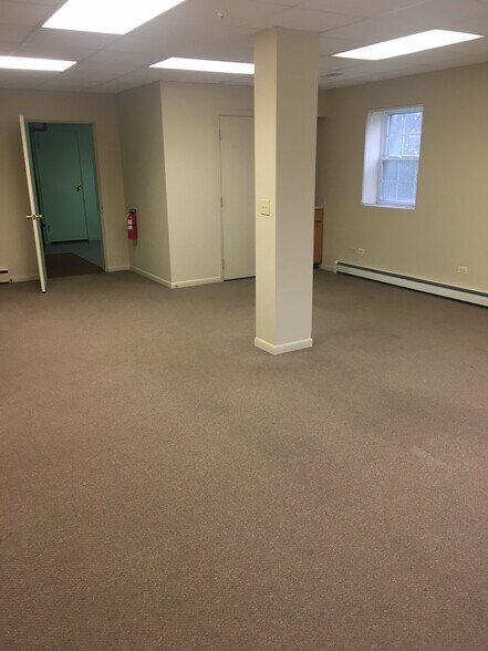 More Photos Of 7041 Willow Springs Rd, Countryside Office For Lease